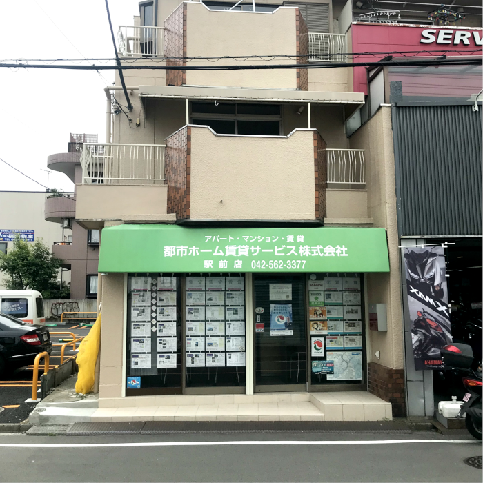 コインパーキングとバイク店の間です。